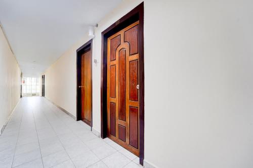 Super Hotel O Pathanamthitta Near Mahatma Gandhi Statue