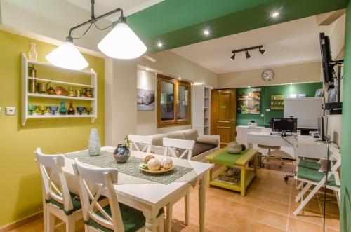 Előcsarnok, Plaka Studios in Plaka