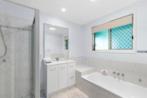 Tuš, Poolside Paradise 5BR Family Haven with pool 1 Morane Ct in Arundel