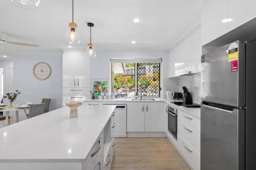 kuhinja, Poolside Paradise 5BR Family Haven with pool 1 Morane Ct in Arundel