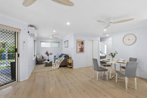 Sadržaji, Poolside Paradise 5BR Family Haven with pool 1 Morane Ct in Arundel