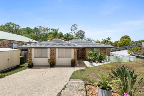 Eksterijer hotela, Poolside Paradise 5BR Family Haven with pool 1 Morane Ct in Arundel