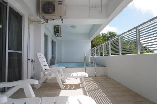 Swimming pool, ホワイトヒルズ in Tomigusuku