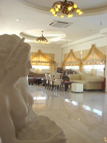 Royal Beach Hotel - image 14