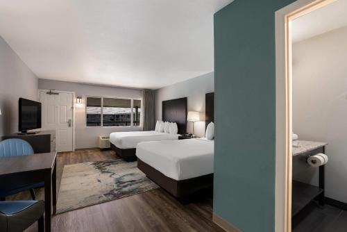 1 queen bed, 2 twin beds