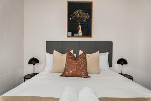 Stylish Sea Point Apartment with Signal Hill Views - image 6