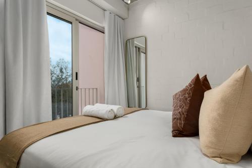 Stylish Sea Point Apartment with Signal Hill Views - image 14