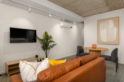 Stylish Sea Point Apartment with Signal Hill Views - image 3
