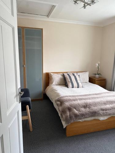 3-Bedroom Home with Conservatory  Abbey Wood London - image 9