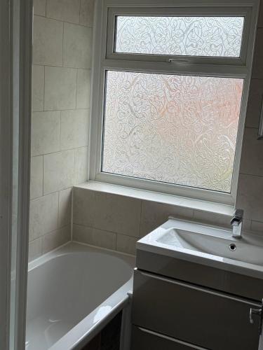 3-Bedroom Home with Conservatory  Abbey Wood London - image 8
