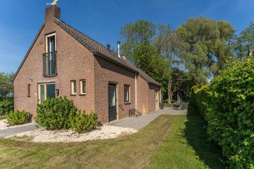  Family Villa with Garden & Lake Access in Ewijk