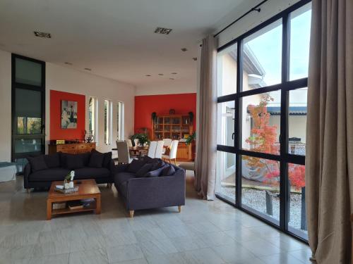Koplietošanas atpūtas telpa ar TV, La Bredi Villa proche de Bordeaux avec piscine et spa in La Brede