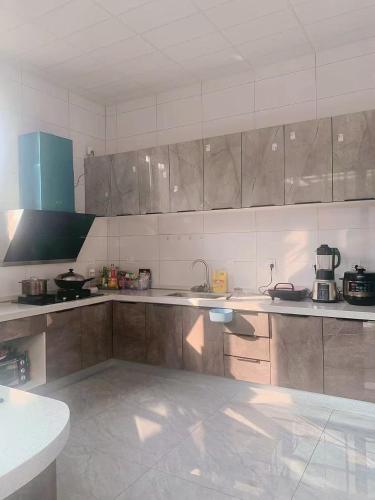Kitchen, Jinshanling Gubeikou Great Wall聚友缘民宿 near Xingleyuan Restaurant