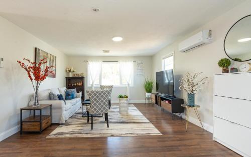 12BCozy 3BR Apartment with Koi Pond in Worcester