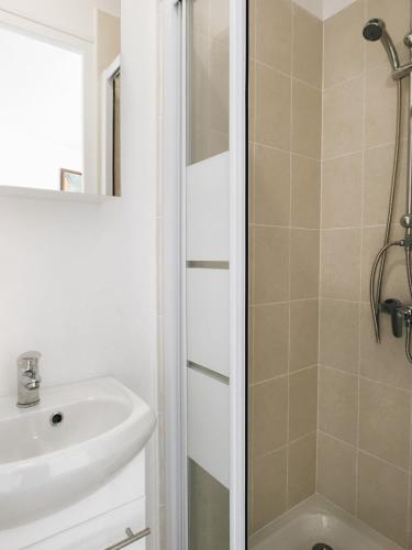 19m2 Studio with air conditioning In The 15th - image 4
