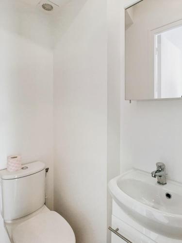 19m2 Studio with air conditioning In The 15th - image 3