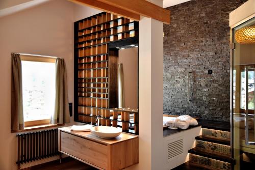 חדר אמבטיה, The Dom Hotel Saas-Fee operated by Dorint in סאס-פי