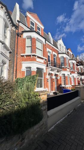Putney Suite in Putney PS5 60