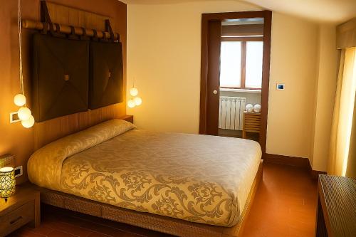 1 king bed, 1 twin bed