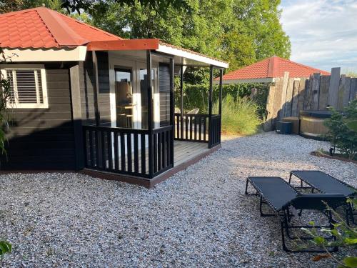 Van Egmond suites Mr Blue Sky in 't Zand