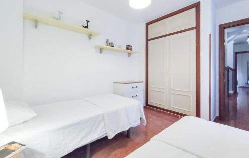 3 Bedroom Stunning Apartment In Malaga - image 4