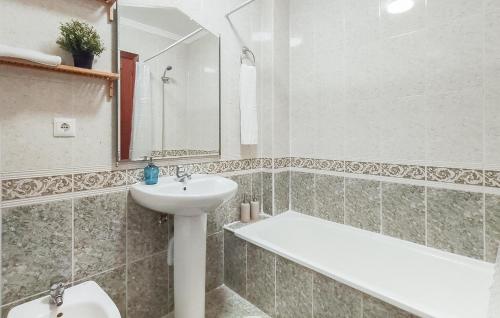3 Bedroom Stunning Apartment In Malaga - image 3