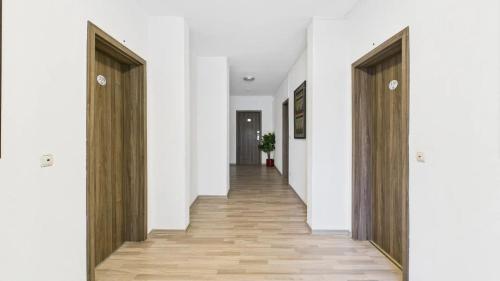 City Hotel - image 8