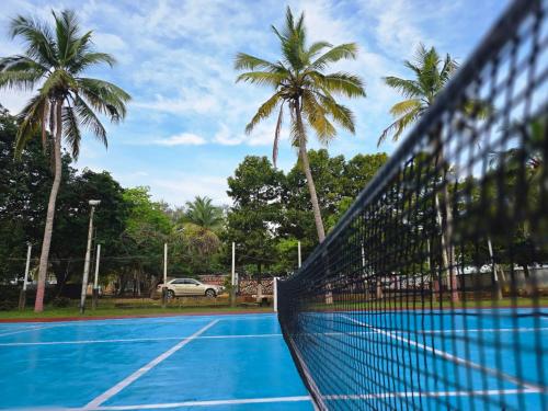 Tennis court, Whispering Palms Resort in Ojo