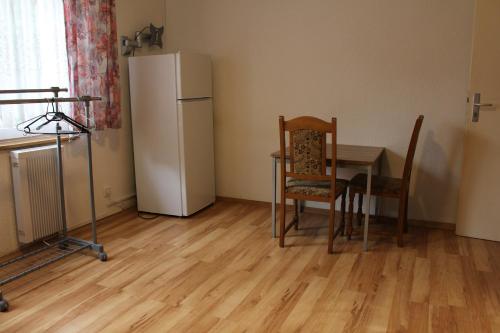 Bungalow 1 - 4-Raum-Wohnung mit Küche und 2 WC Duschen in Ohrdruf-Crawinkel (Bungalow 1 - 4-Raum-Wohnung mit Kuche und 2 WC Duschen in Ohrdruf-Crawinkel) in كراوينكل