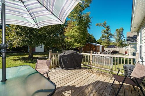 Iekārtas, 3BR Home with Smart TVs in Every Room, King Suite & Pool Table in James City (NC)
