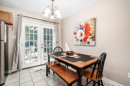 3BR Home with Smart TVs in Every Room, King Suite & Pool Table in James City (NC)
