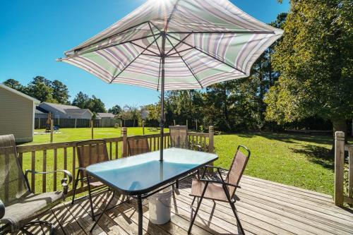 Iekārtas, 3BR Home with Smart TVs in Every Room, King Suite & Pool Table in James City (NC)
