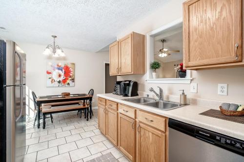virtuve, 3BR Home with Smart TVs in Every Room, King Suite & Pool Table in James City (NC)