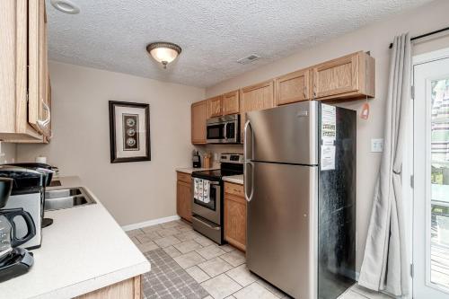 virtuve, 3BR Home with Smart TVs in Every Room, King Suite & Pool Table in James City (NC)