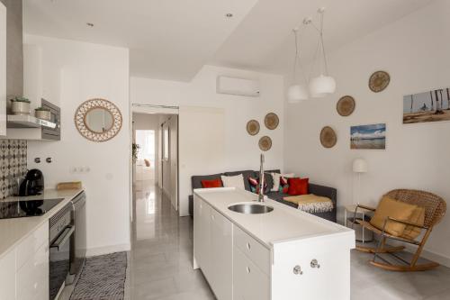 Stylish 2-Bedroom Apartment with Terrace in Alcântara - image 10