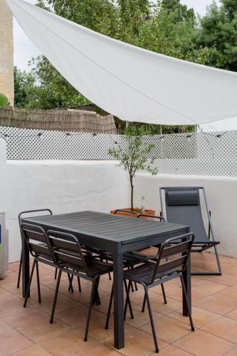 Stylish 2-Bedroom Apartment with Terrace in Alcântara - image 12