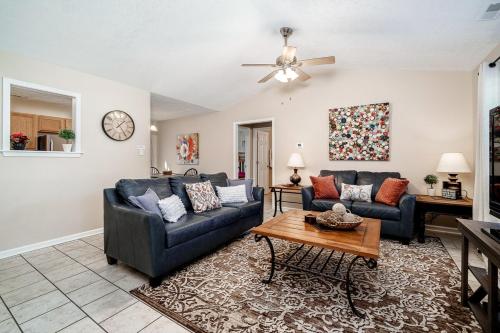 3BR Home with Smart TVs in Every Room, King Suite & Pool Table in James City (NC)