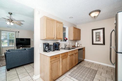 Iekārtas, 3BR Home with Smart TVs in Every Room, King Suite & Pool Table in James City (NC)