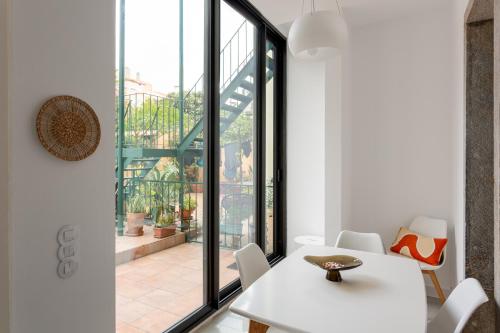Stylish 2-Bedroom Apartment with Terrace in Alcântara - main image