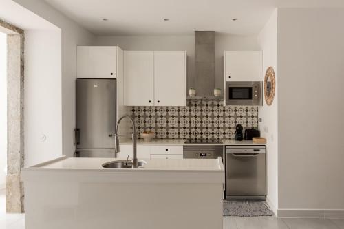 Stylish 2-Bedroom Apartment with Terrace in Alcântara - image 13