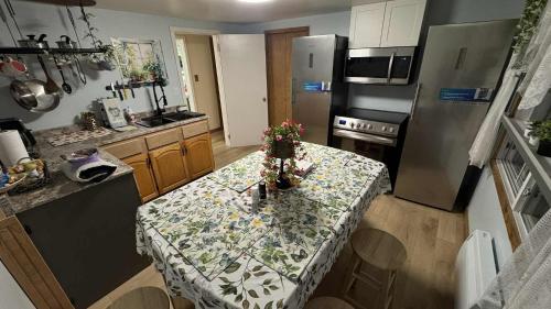 Cozy 2-bedroom Downtown Apartment Campbellton Walk to Cafés & Shops (Cozy 2-bedroom Downtown Apartment Campbellton Walk to Cafes & Shops) in 坎貝爾頓