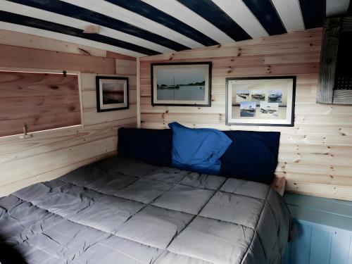 Toue Cabanée Au Bord D'un Etang (Toue Cabanee Au Bord D'un Etang) in Brissac-Quincé