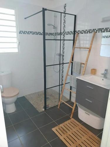 ห้องน้ำ, Appartement confortable à Sainte-Marie de 72 m² (Appartement confortable a Sainte-Marie de 72 m²) in แซ็งต์-มารี