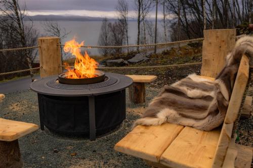 EIRA Glamping - Romantic, Ocean View, Fire Pit in Vikran