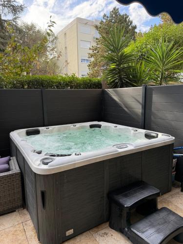 Antibes - 3 pieces cosy avec jacuzzi & grande terrasse in Camp Long