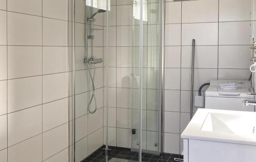 Badkamer, Lovely Home In Motala With Wifi in Motala