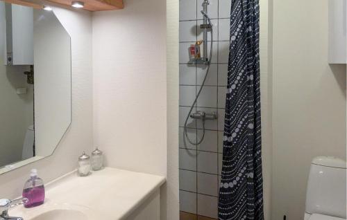 Baño, Pet Friendly Apartment In Blåvand With Wifi (Pet Friendly Apartment In Blavand With Wifi) in Vejers Strand