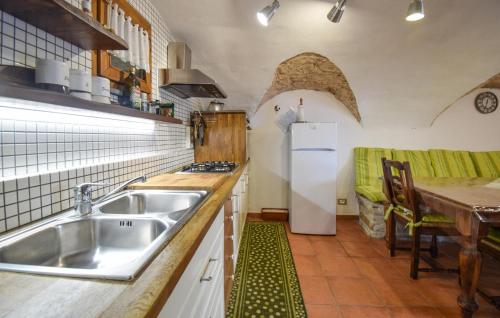 virtuve, 4 Bedroom Cozy Home In Montenero Val Cocchiar in Alfedena