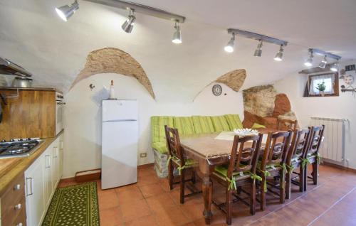 virtuve, 4 Bedroom Cozy Home In Montenero Val Cocchiar in Alfedena