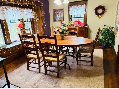 Tree House 6 bedrooms, 2 blocks from everything in กูยาโฮกา ฟอลส์ (OH)